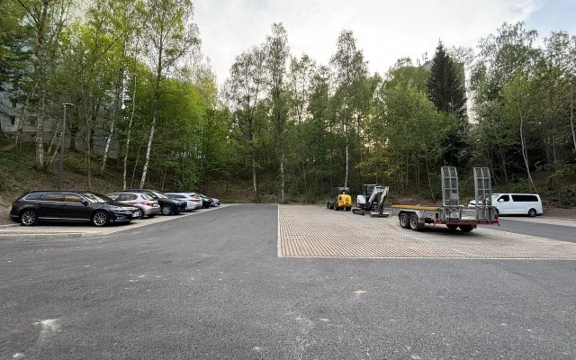 Nové parkoviště na Broumovské je hotové, nabízí 38 parkovacích míst