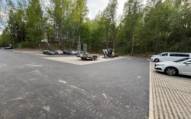 Nové parkoviště na Broumovské je hotové, nabízí 38 parkovacích míst