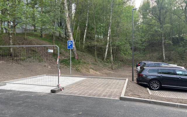 Nové parkoviště na Broumovské je hotové, nabízí 38 parkovacích míst