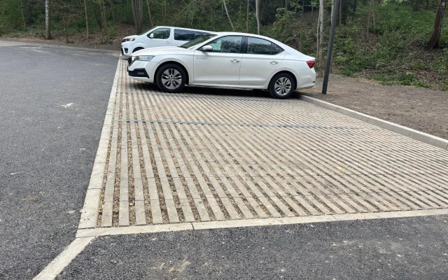 Nové parkoviště na Broumovské je hotové, nabízí 38 parkovacích míst
