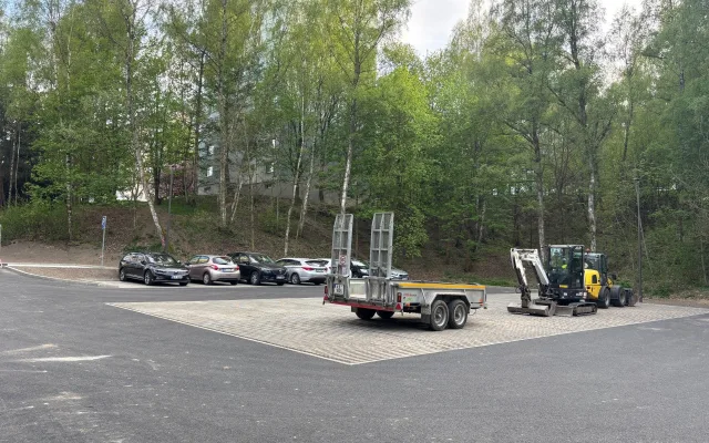 Nové parkoviště na Broumovské je hotové, nabízí 38 parkovacích míst