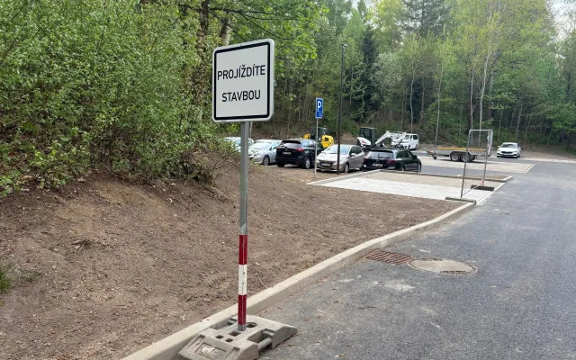 Nové parkoviště na Broumovské je hotové, nabízí 38 parkovacích míst