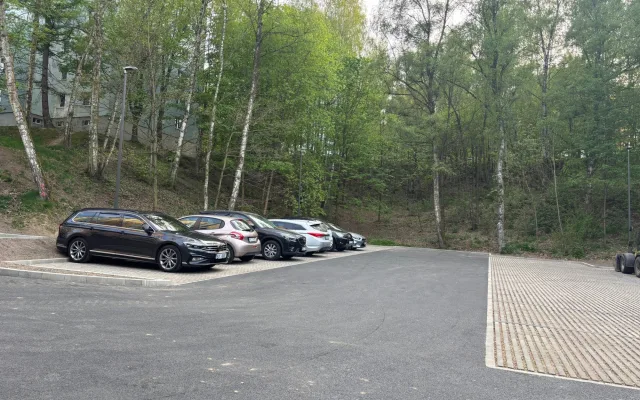 Nové parkoviště na Broumovské je hotové, nabízí 38 parkovacích míst