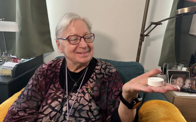 Dana Šumová ukazuje ve svém bytě tlačítko SOS a jeden ze senzorů.
