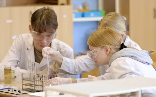 Dvě liberecké základky pořádají pro školy v kraji soutěž FunChemie. Zájem je obrovský
