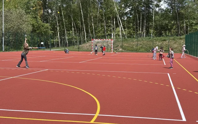 Hřiště u Dobiášovky v novém a moderní. Jedno má jako jediné na světě umělou trávu fialové barvy