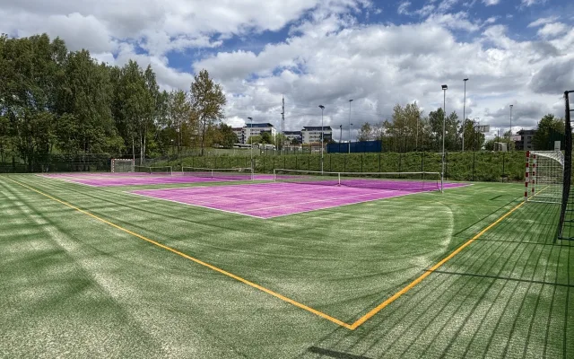 Hřiště u Dobiášovky v novém a moderní. Jedno má jako jediné na světě umělou trávu fialové barvy