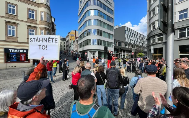 V Liberci se demonstrovalo za média veřejné služby. Do pochodu se zapojily stovky lidí