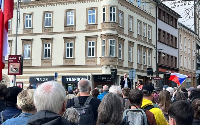 V Liberci se demonstrovalo za média veřejné služby. Do pochodu se zapojily stovky lidí