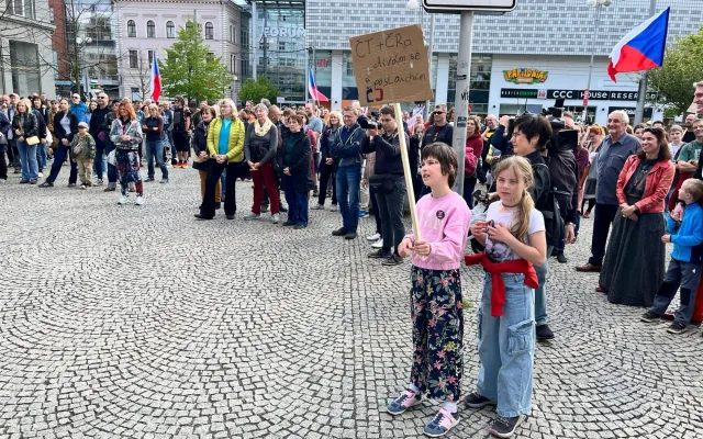 V Liberci se demonstrovalo za média veřejné služby. Do pochodu se zapojily stovky lidí