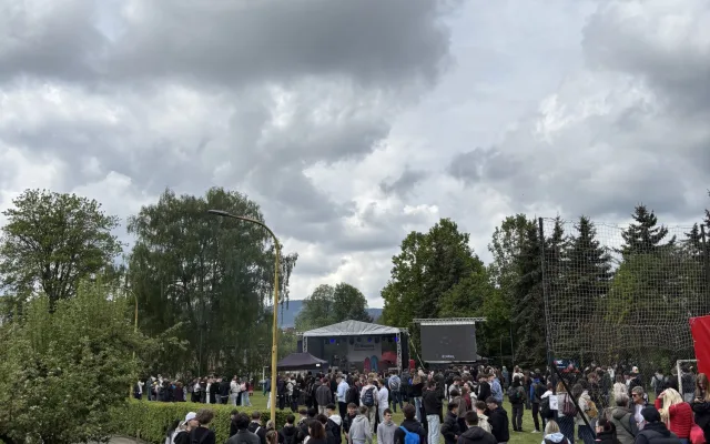 Majáles si celý zorganizovali sami studenti. Do areálu v Zeyerovce dorazilo 1300 lidí