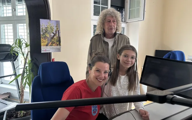 Terezka a její dědeček s operátorkou tísňové linky.