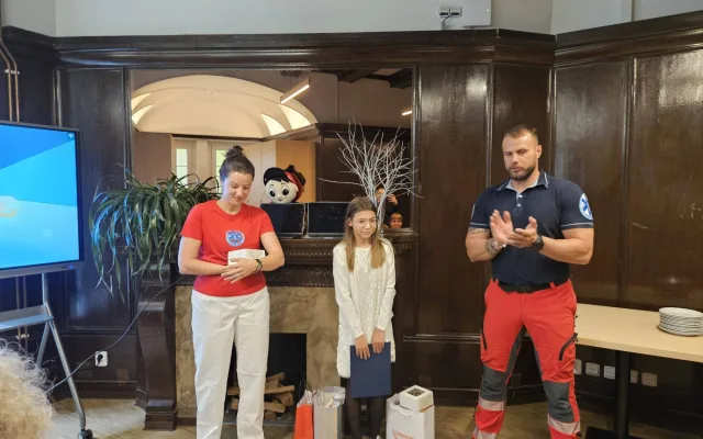 Šlo o život, nezklamala. Terezka díky ukázkovému hovoru s tísňovou linkou zachránila dědečka