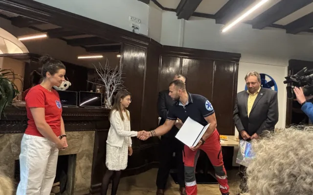 Šlo o život, nezklamala. Terezka díky ukázkovému hovoru s tísňovou linkou zachránila dědečka