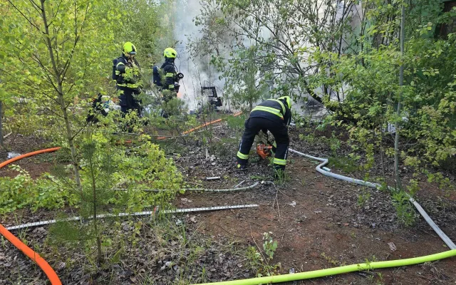 Ranní požár v Liberci. Hořelo v areálu bývalých kurtů v Pavlovicích