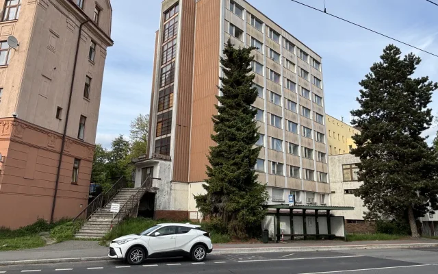 Problémová ubytovna Neptun v Jablonci n.N. je prázdná, město chystá rekonstrukci