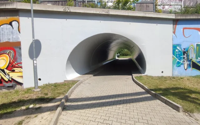 Liberec dal do kupy podchod ve Vesecké ulici. Zmizely graffiti, je vymalovaný, světla fungují