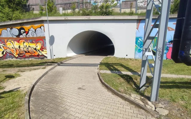Liberec dal do kupy podchod ve Vesecké ulici. Zmizely graffiti, je vymalovaný, světla fungují