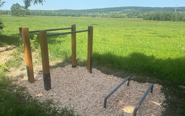 Starou poutní cestu v Novém Městě pod Smrkem nově doplňují fitness prvky, vznikla Fit stezka