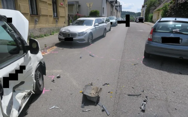 Srážka na křižovatce v Jablonci. Řidič nedal přednost, řidička skončila v nemocnici