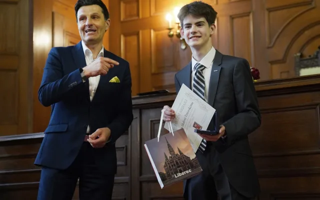 Radnice ocenila pedagogy a školáky. Dostali pamětní medaile