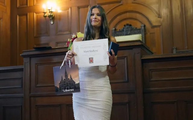 Radnice ocenila pedagogy a školáky. Dostali pamětní medaile