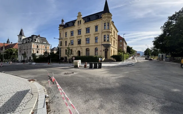 Rekonstrukce Vítězné finišuje, kvůli pokládce finálního asfaltu je znovu pro dopravu uzavřena