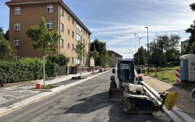 Rekonstrukce Vítězné finišuje, kvůli pokládce finálního asfaltu je znovu pro dopravu uzavřena