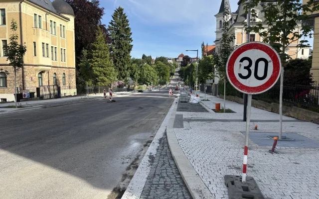 Rekonstrukce Vítězné finišuje, kvůli pokládce finálního asfaltu je znovu pro dopravu uzavřena
