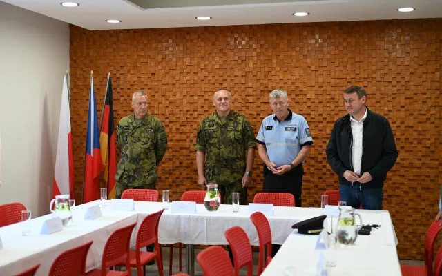 Migranti v dodávce, utíkající řidič. Policisté s vojáky cvičili na přechodu v Harrachově