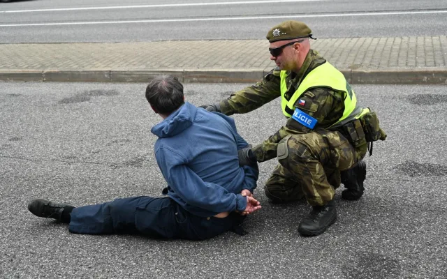 Migranti v dodávce, utíkající řidič. Policisté s vojáky cvičili na přechodu v Harrachově