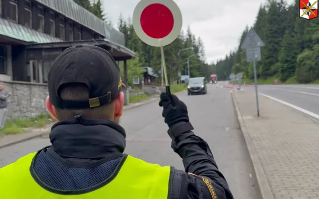 Migranti v dodávce, utíkající řidič. Policisté s vojáky cvičili na přechodu v Harrachově