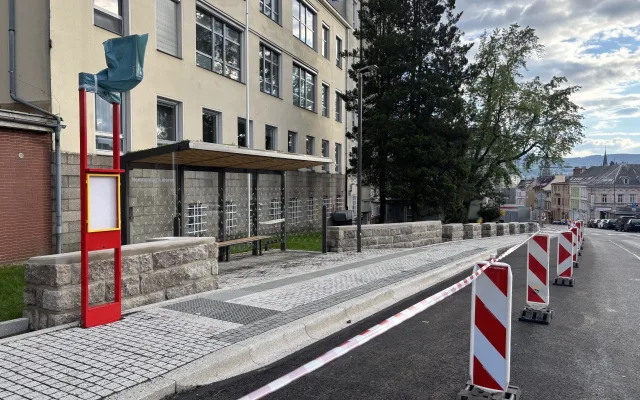 Autobusová zastávka u nemocnice stále neslouží cestujícím. Čeká se na kolaudaci