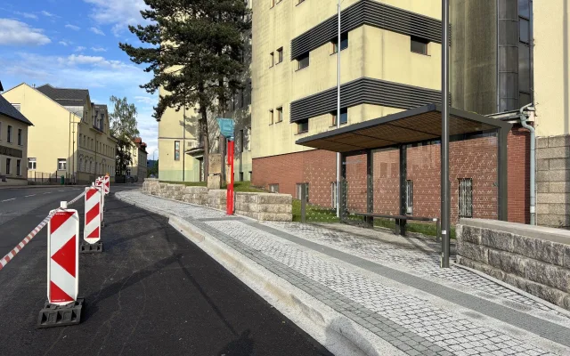 Autobusová zastávka u nemocnice stále neslouží cestujícím. Čeká se na kolaudaci