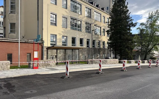 Autobusová zastávka u nemocnice stále neslouží cestujícím. Čeká se na kolaudaci