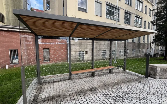 Autobusová zastávka u nemocnice stále neslouží cestujícím. Čeká se na kolaudaci