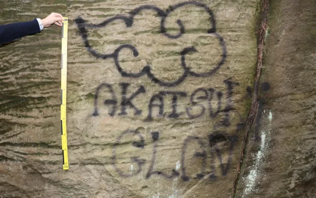 Sprejeři řádili ve skalním městě Hruboskalsko a Sedmihorkách. Pátrá po nich policie