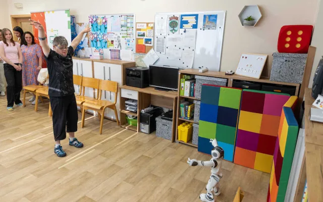 Robot Robic cvičí s klienty sociálních služeb. Odlehčí pečovatelkám, v kraji zůstane