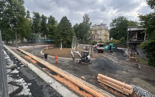 Vítězná ulice v Liberci je průjezdná bez omezení, práce především na přilehlém parku pokračují
