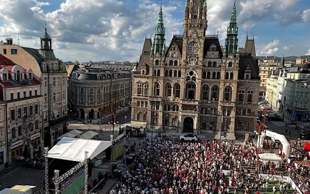 Liberec fandil Česku v boji proti JAR. Lidé zaplnili náměstí před radnicí