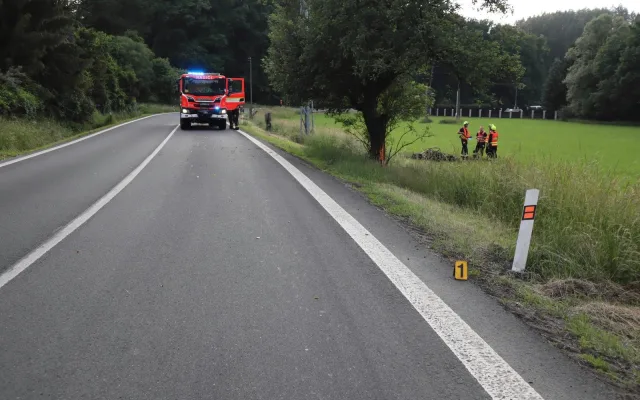 Motorkář vylétl ze silnice a narazil do stromu. Skončil v nemocnici, motorka shořela