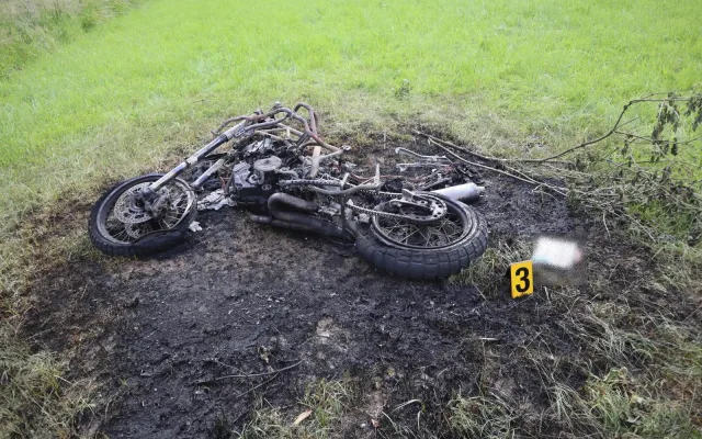Motorkář vylétl ze silnice a narazil do stromu. Skončil v nemocnici, motorka shořela