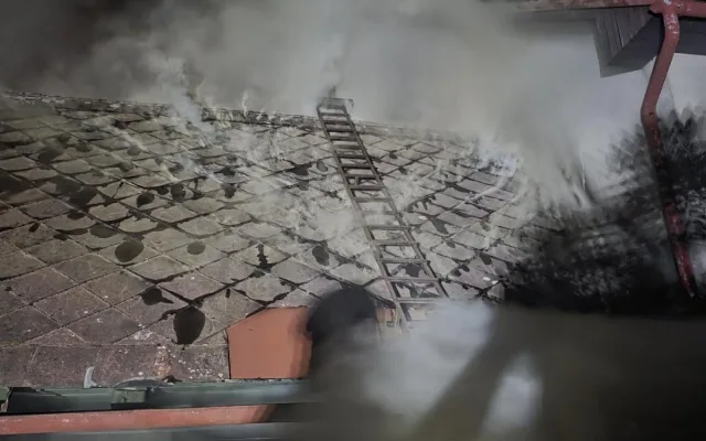 Noční požár v Koberovech. Zraněného z roubenky vyvedli sousedé