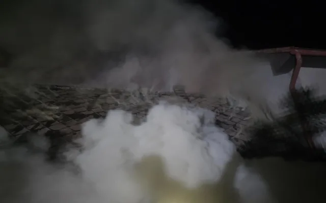 Noční požár v Koberovech. Zraněného z roubenky vyvedli sousedé
