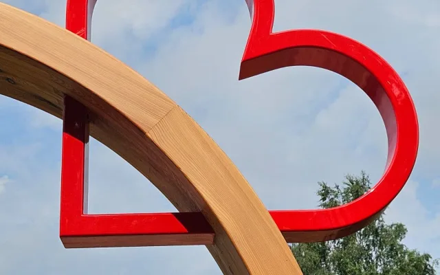 Fotka ve Vesci v kruhu se srdcem a výhledem na Ještěd. Díky novému fotopointu