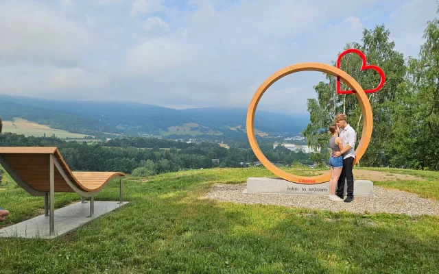 Fotka ve Vesci v kruhu se srdcem a výhledem na Ještěd. Díky novému fotopointu