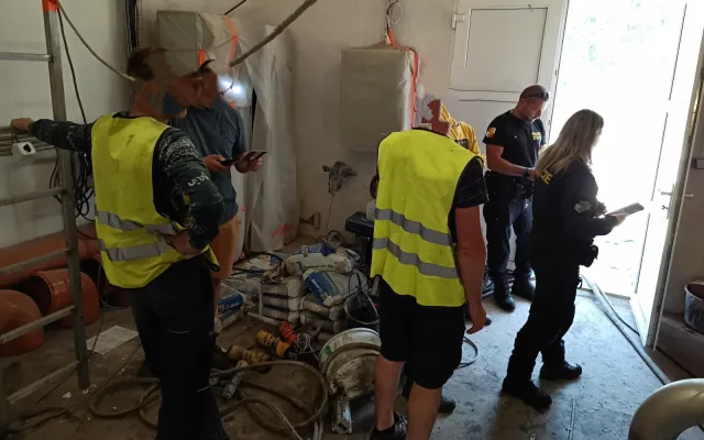 Policejní kontroly na stavbách. Sedm cizinců v Libereckém kraji pracovalo nelegálně