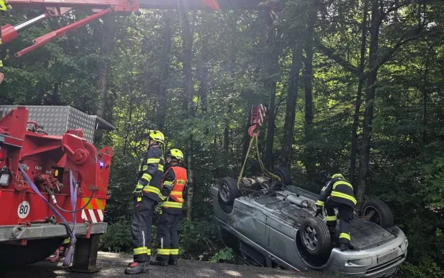 Nehody, požár traktoru i odchyt hada. Hasiči o víkendu vyjížděli k 60 událostem