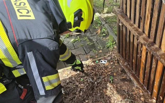 Nehody, požár traktoru i odchyt hada. Hasiči o víkendu vyjížděli k 60 událostem