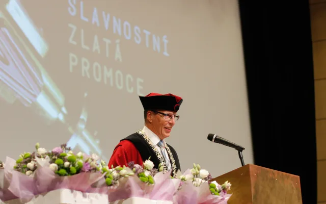 Historicky první zlaté promoce na liberecké univerzitě: Absolventi se vrátili po padesáti letech